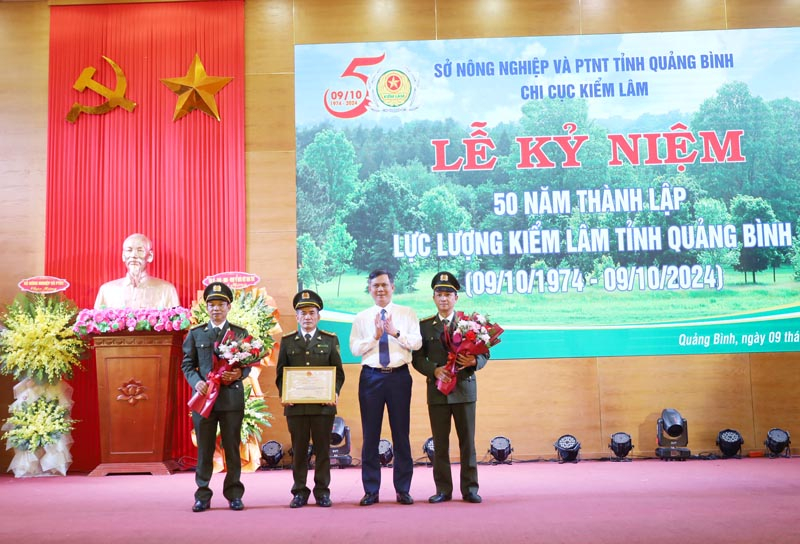 Các tập thể, cá nhân của lực lượng Kiểm lâm tỉnh được khen thưởng tại buổi lễ.