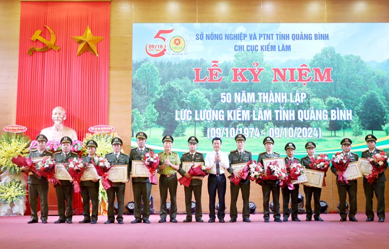 Các tập thể, cá nhân của lực lượng Kiểm lâm tỉnh được khen thưởng tại buổi lễ.