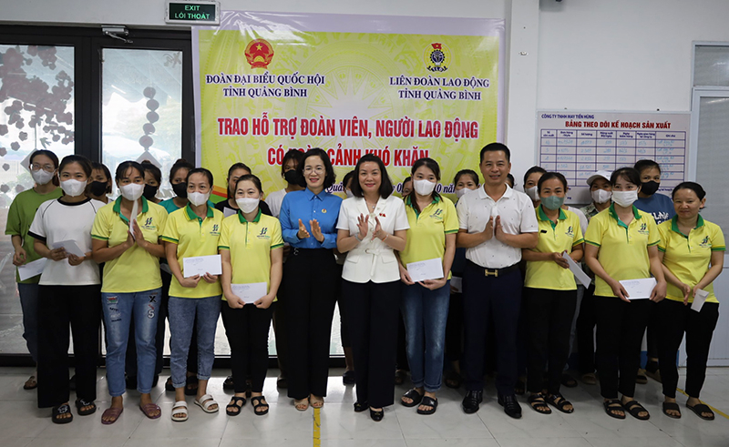 Trao quà cho ĐV, NLĐ tại Công ty Công ty THHH Tiến Hùng.