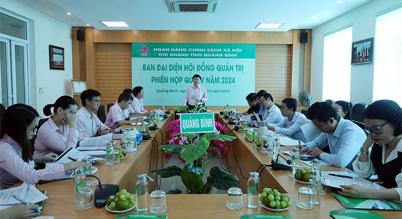 Đại diện lãnh đạo NHCSXH báo cáo kết quả hoạt động 9 tháng đầu năm