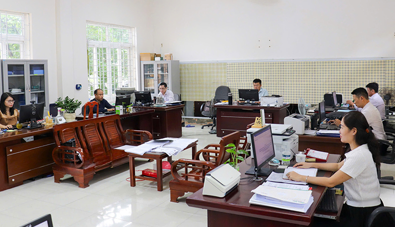 Cán bộ Sở Thông tin-Truyền thông ứng dụng công nghệ thông tin để giải quyết công việc trên môi trường điện tử.