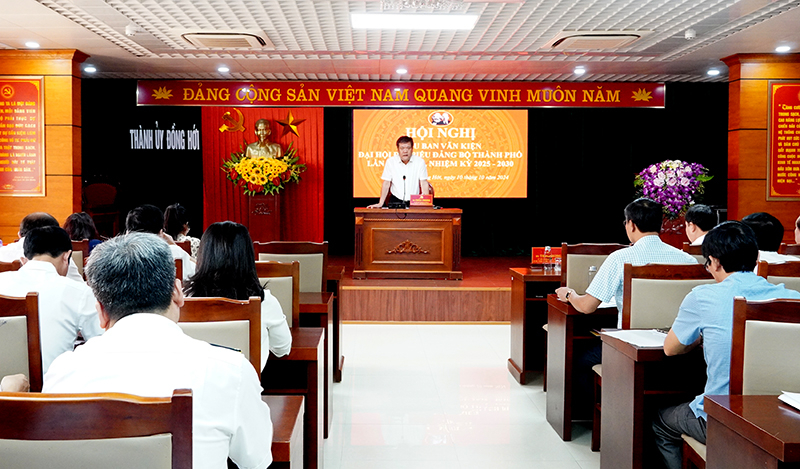 Đồng chí Bí thư Thành ủy Trần Phong đặt vấn đề định hướng thảo luận.