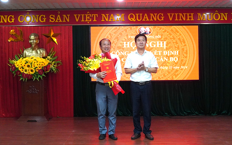 Đại diện Thường trực Thành ủy Đồng Hới tặng hoa và trao quyết định của Ban Thường vụ Tỉnh ủy Quảng Bình chuẩn y Ủy viên Ban Thường vụ Thành ủy Đồng Hới cho đồng chí Trần Hồng Quân.