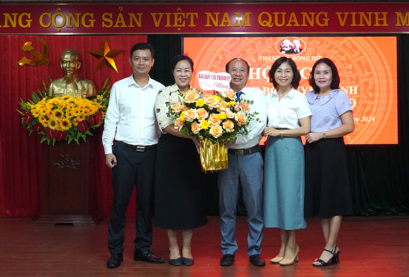 Ban Dân vận Thành ủy Đồng Hới tặng hoa chúc mừng đồng chí Đoàn Hồng Quân.