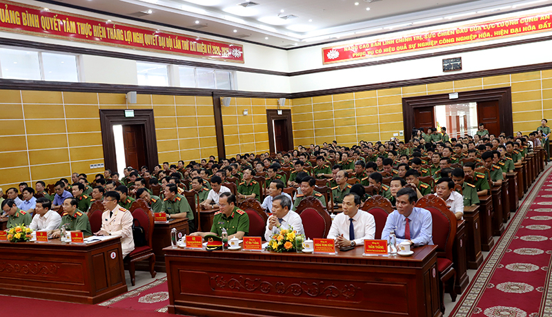Các đồng chí lãnh đạo tỉnh và đại biểu tham dự buổi lễ