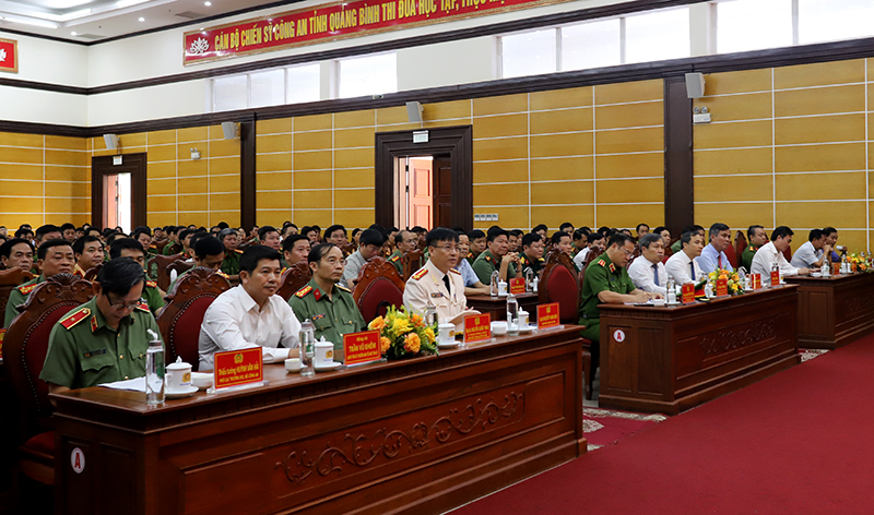 Các đồng chí lãnh đạo tỉnh và đại biểu tham dự buổi lễ