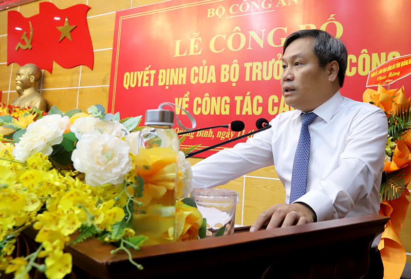 Đồng chí Bí thư Tỉnh ủy Vũ Đại Thắng phát biểu chúc mừng tân giám đốc Công an tỉnh