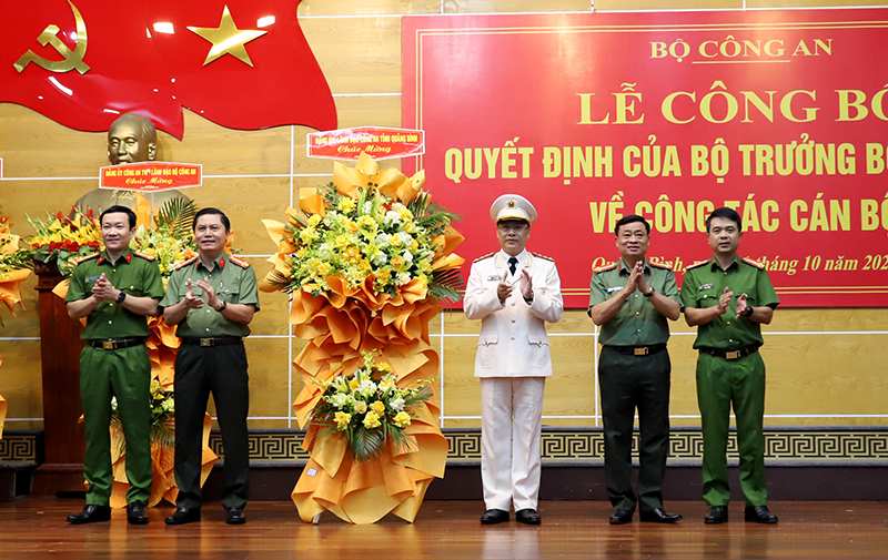 Ban Giám đốc Công an tỉnh tặng hoa chúc mừng Đại tá Nguyễn Thanh Liêm