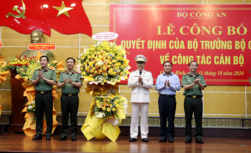 Ban giám đốc Công an tỉnh Hà Tĩnh tặng hoa chúc mừng Đại tá Nguyễn Thanh Liêm