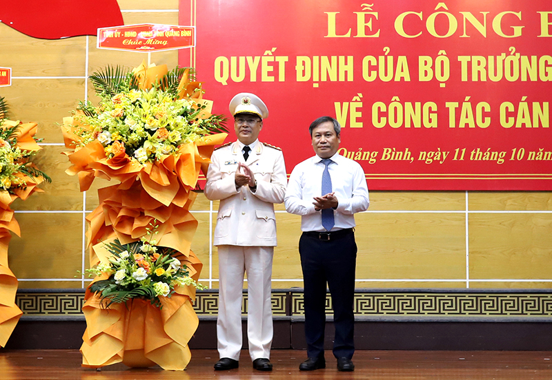 Đồng chí Bí thư Tỉnh ủy Vũ Đại Thắng tặng hoa chúc mừng đồng chí Giám đốc Công an tỉnh Nguyễn Thanh Liên.