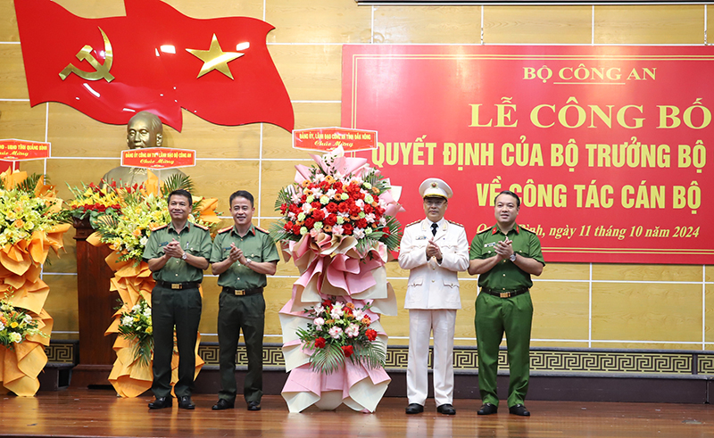 Ban Giám đốc Công an tỉnh Đắk Nông tặng hoa chúc mừng tân Giám đốc Công an tỉnh Quảng Bình.