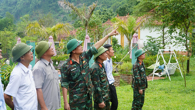 Lực lượng chức năng kiểm tra hiện trường sau vụ phá nổ