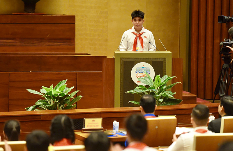 Trần Minh Đăng đảm nhận vai trò Tổng thư ký tại phiên họp giả định “Quốc hội trẻ em” lần thứ II năm 2024.