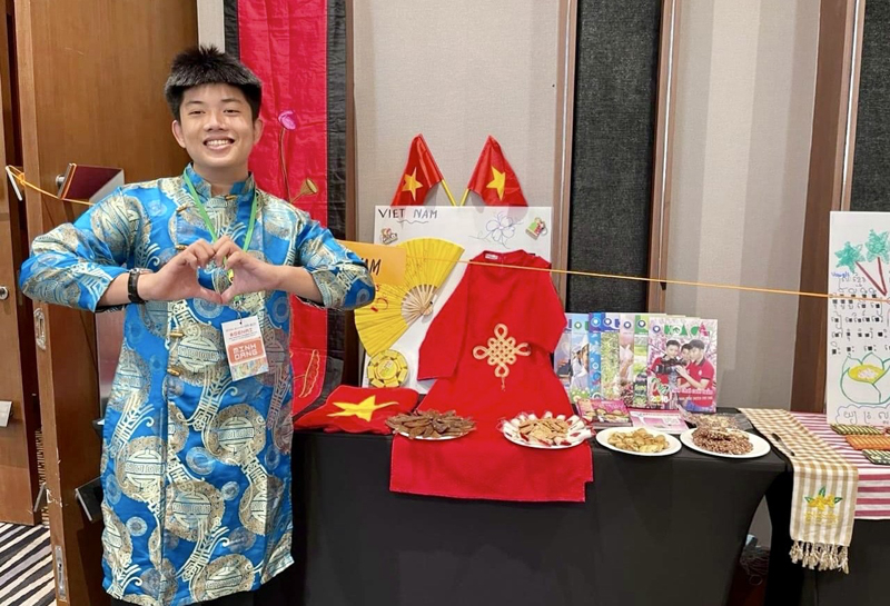 Minh Đăng là đại diện trẻ em duy nhất của Việt Nam tham gia sự kiện gặp gỡ trẻ em khu vực do Liên minh quyền trẻ em châu Á tổ chức tại Thái Lan.