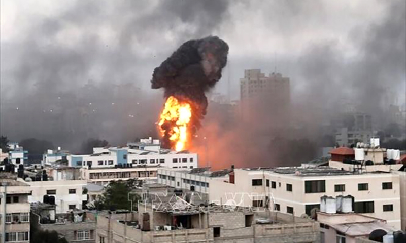 Khói lửa bốc lên trong cuộc không kích của Israel xuống lãnh thổ Syria. Ảnh: IRNA/TTXVN