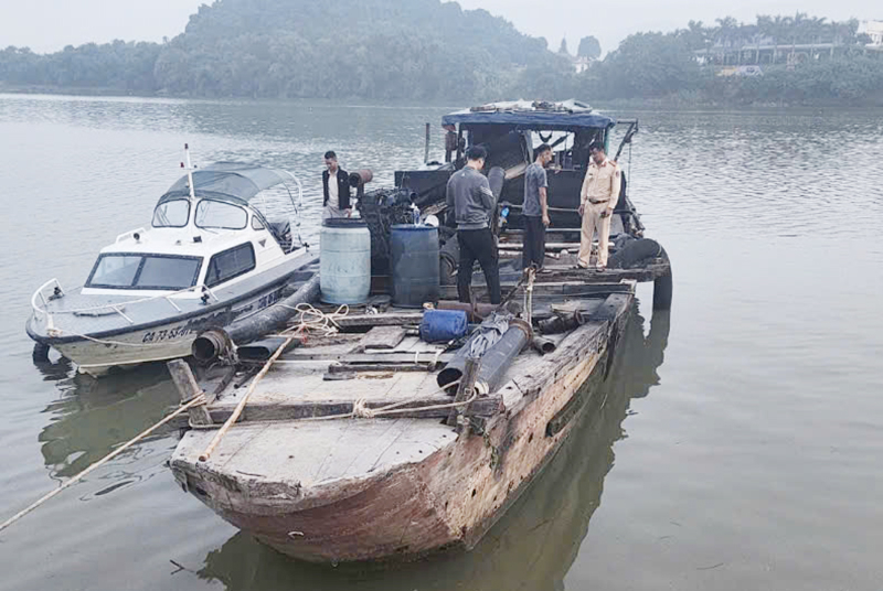 Tình trang khai thác cát trái phép trên sông Gianh khiến người dân rất bức xúc.