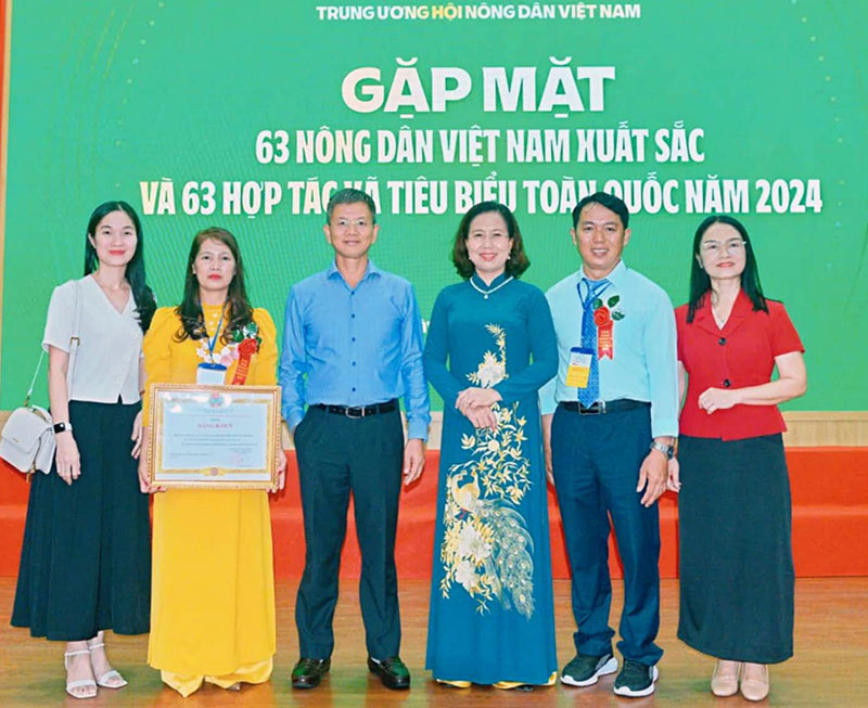 Giám đốc HTX Vương Đoàn Nguyễn Thị Đoàn (thứ 2, bên trái qua) tại buổi lễ gặp mặt.
