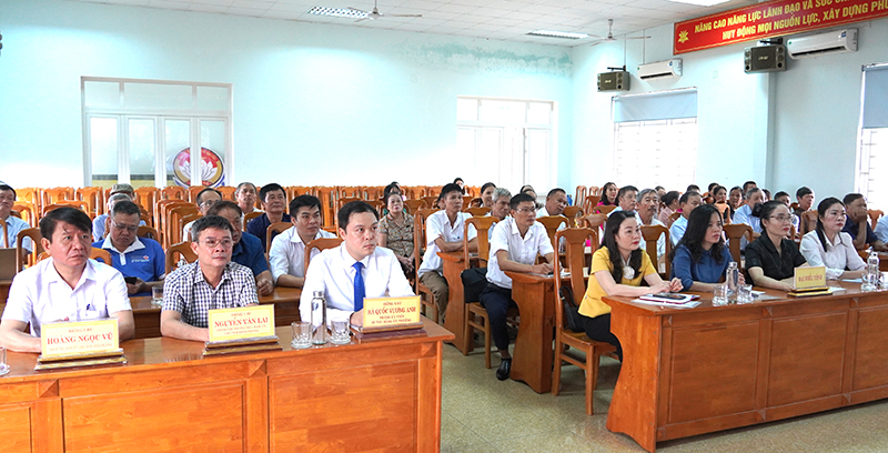 Các đại biểu và người dân tham dự. 