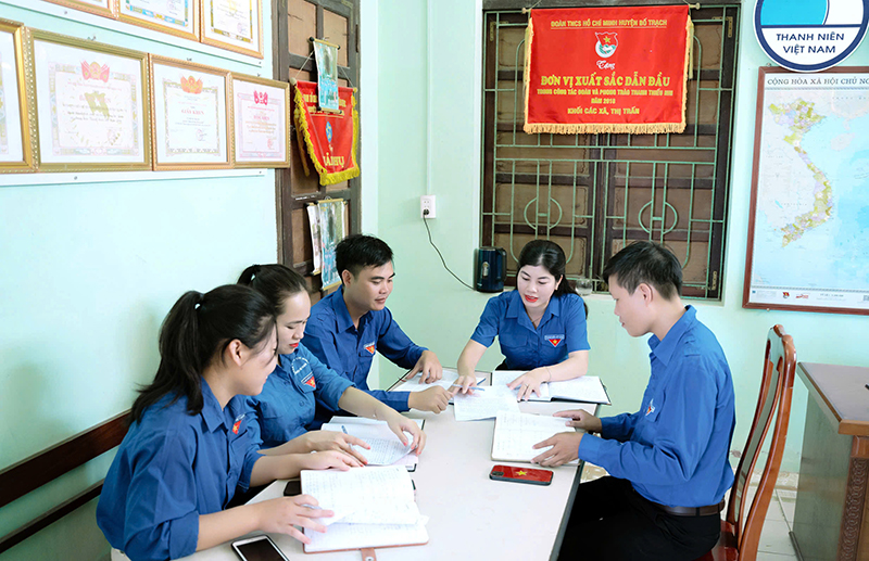 Bí thư Đoàn xã Hưng Trạch Nguyễn Thị Lệ Hương (người ngồi giữa) cùng các đoàn viên tìm tòi, đổi mới cách thức tổ chức, nội dung các hoạt động.