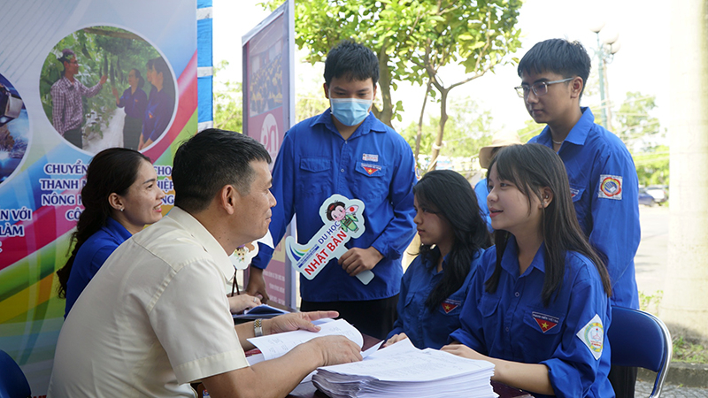 Hoạt động hỗ trợ tư vấn hướng nghiệp và giới thiệu việc làm thu hút đông đảo đoàn viên, thanh niên tham gia.