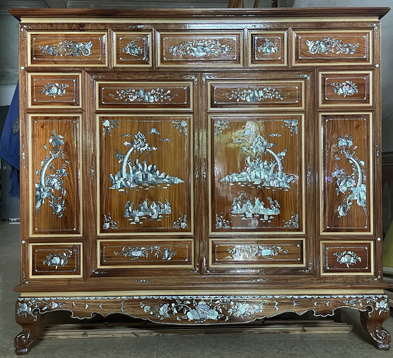 Tủ thờ truyền thống do ông Trần Văn Vĩnh đóng.