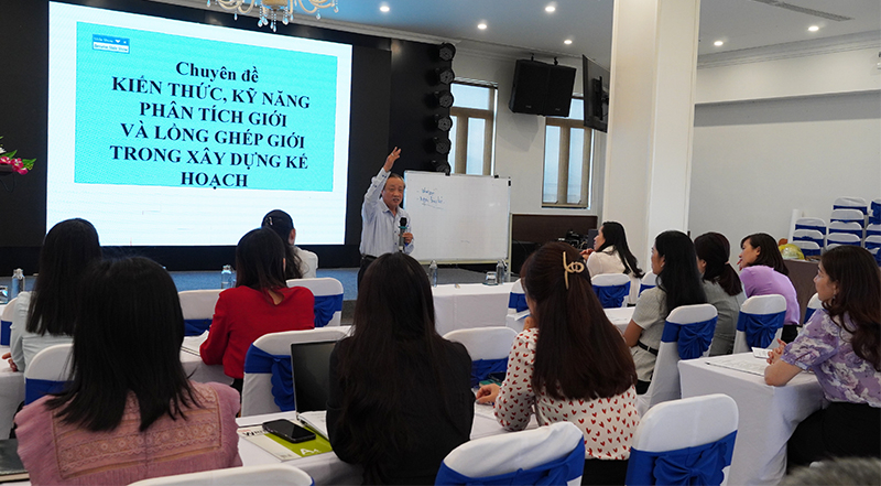 Lớp tập huấn cung cấp cho học viên những kiến thức cần thiết về giới, bình đẳng giới và một số kỹ năng lồng ghép giới.