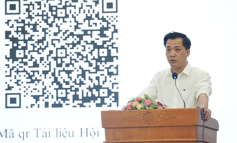 Đại diện Ban Tổ chức Đảng ủy Khối doanh nghiệp tỉnh quán triệt các kế hoạch, hướng dẫn chuẩn bị đại hội đảng các cấp tại hội nghị. 