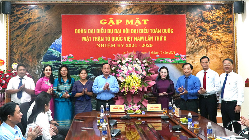 Đồng chí Phó Bí thư Thường trực Tỉnh ủy, Chủ tịch HĐND tỉnh Trần Hải Châu tặng hoa chúc mừng Đoàn đại biểu