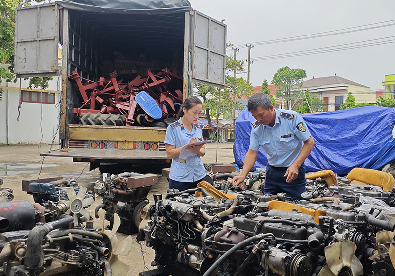 Lực lượng Quản lý thị trường kiểm tra hàng hóa được vận chuyển trên phương tiện.