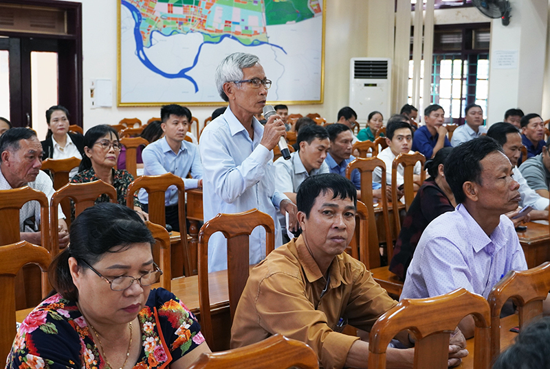 Đại diện hội viên nông dân đặt câu hỏi tại hội nghị.