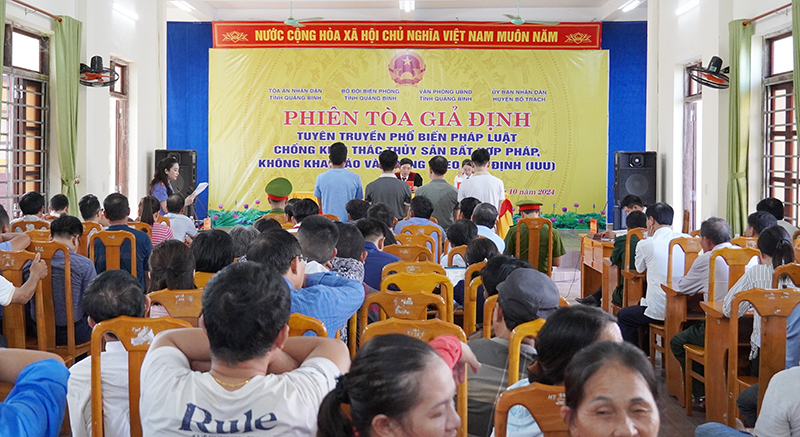 Phiên tòa thu hút đông đảo người dân trên địa bàn tham gia.