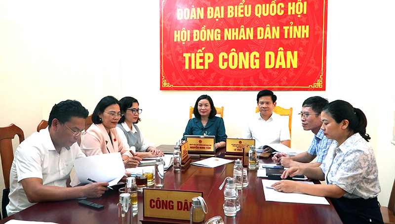 Các đồng chí lãnh đạo Đoàn ĐBQH và HĐND tỉnh tiếp công dân