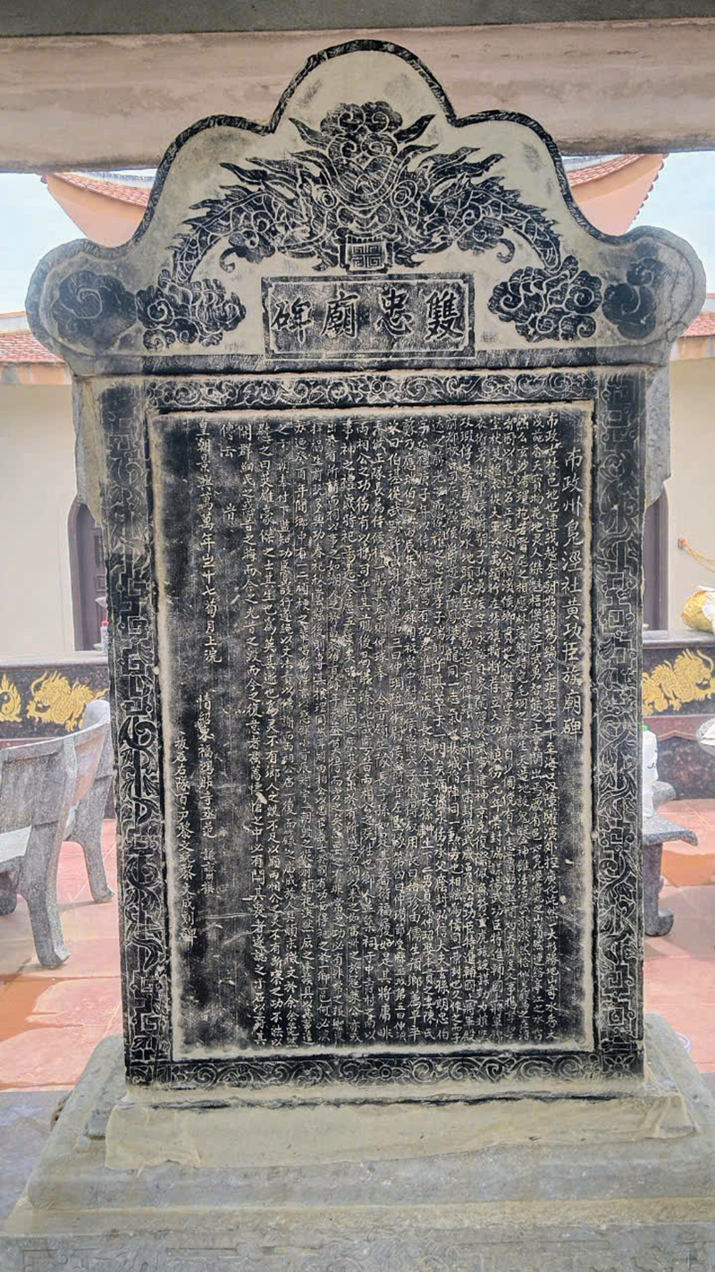 Tấm văn bia đền Song Trung.