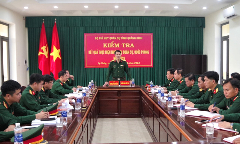 Đại tá Đinh Xuân Hướng, Chính ủy Bộ CHQS tỉnh chủ trì kiểm tra tại Ban CHQS huyện Lệ Thủy.