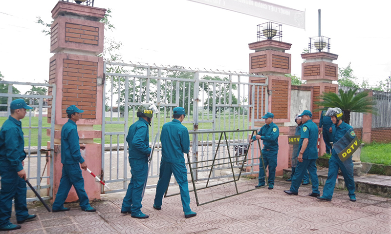 Báo động kiểm tra tình huống sẵn sàng chiến đấu của Trung đội Dân quân cơ động xã Vạn Trạch (Bố Trạch).
