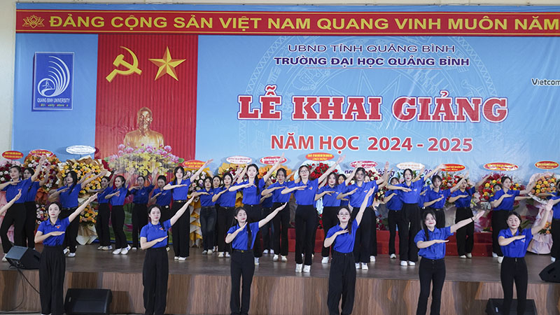 Một tiết mục văn nghệ chào mừng lễ khai giảng năm học mới