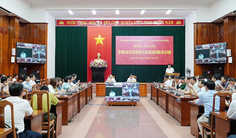Đồng chí Thứ trưởng Lê Minh Ngân và đồng chí Phó Chủ tịch Thường trực UBND tỉnh Đoàn Ngọc Lâm dự hội nghị tại điểm cầu UBND tỉnh.