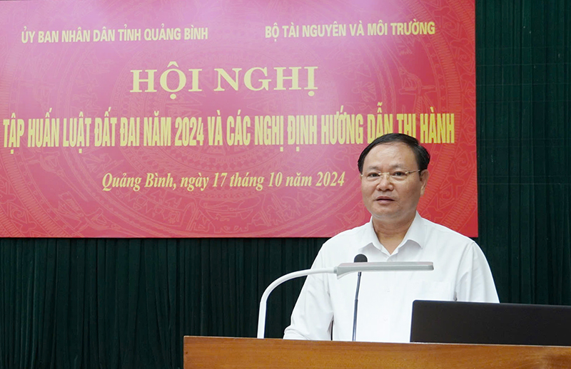 Đồng chí Thứ trưởng Bộ Tài nguyên và Môi trường phát biểu chỉ đạo tại hội nghị tập huấn.