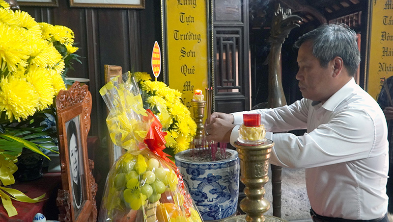 Đồng chí Bí thư Tỉnh ủy Vũ Đại Thắng dâng hương tưởng niệm Đại tướng Võ Nguyên Giáp