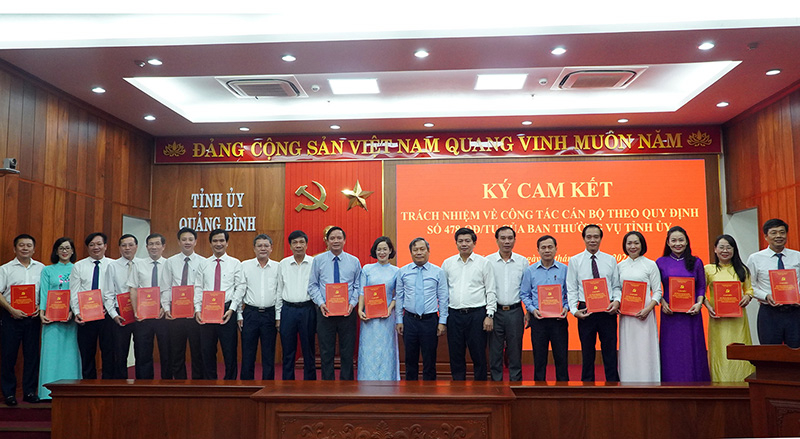 Đồng chí Bí thư Tỉnh ủy và các đồng chí lãnh đạo tỉnh chụp ảnh lưu niệm cùng các cán bộ ký cam kết