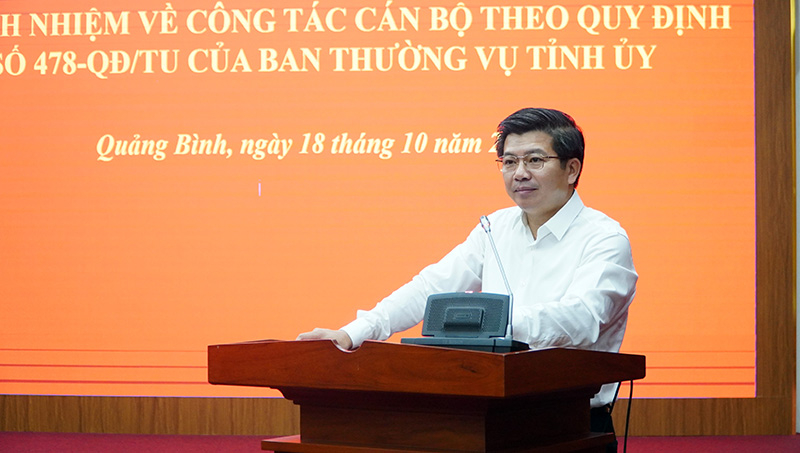 Đồng chí Trưởng ban Tổ chức Tỉnh ủy Trần Vũ Khiêm công bố danh sách cán bộ tham gia ký cam kết