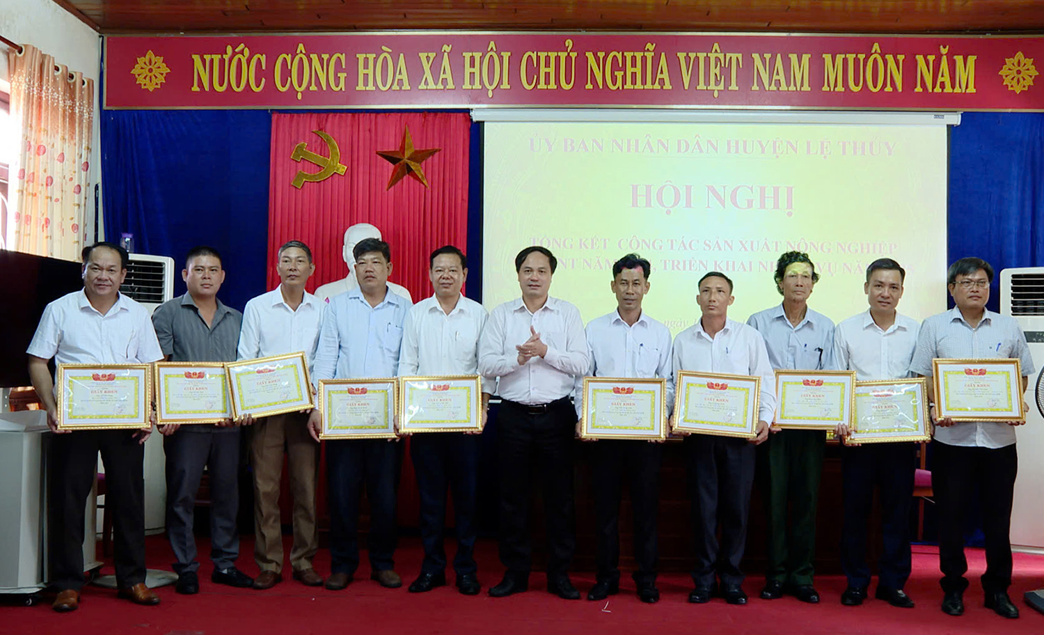 Đại diện lãnh đạo huyện Lệ Thủy khen thưởng các cá nhân có thành tích trong công tác chỉ đạo sản xuất NN năm 2024.