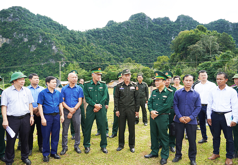 Hai đoàn công tác khảo sát địa điểm tổ chức ký kết nghĩa cụm dân cư hai bên biên giới giữa xã Thượng Trạch và Cụm bản Noỏng Mạ bản Noỏng Mạ (Lào). 