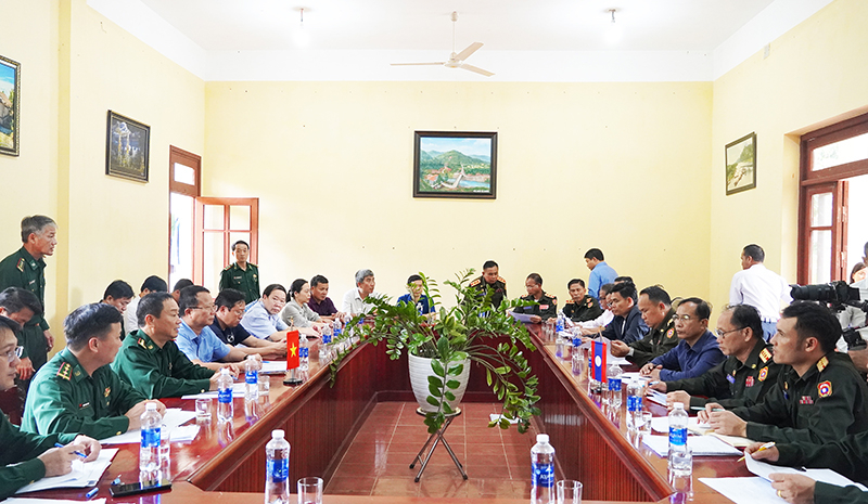 Hai đoàn công tác tổ chức họp thống nhất các nội dung tổ chức chức ký kết nghĩa cụm dân cư hai bên biên giới giữa xã Thượng Trạch và Cụm bản Noỏng Mạ bản Noỏng Mạ (Lào).