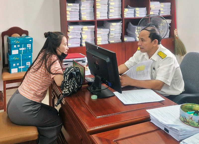 Chi cục Thuế huyện Bố Trạch hướng hỗ trợ người dân làm thủ tục về thuế.