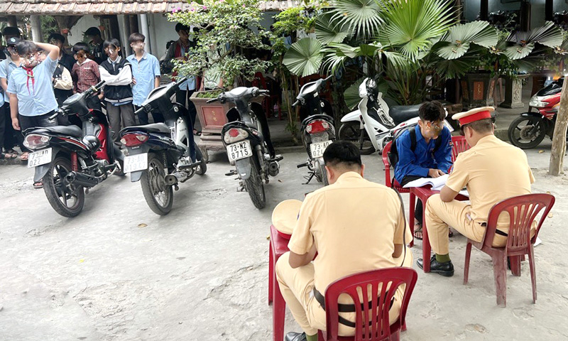 Đội CSGT-TT, Công an huyện Quảng Trạch xử lý học sinh vi phạm trật tự, an toàn giao thông.