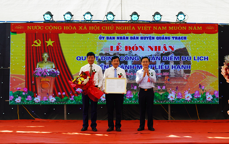Đồng chí Phó Chủ tịch UBND tỉnh Hoàng Xuân Tân trao quyết định công nhận điểm du lịch Đền Thánh Mẫu  Liễu Hạnh cho lãnh đạo huyện Quảng Trạch.