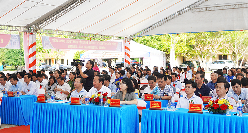 Các đại biểu tham dự lễ.