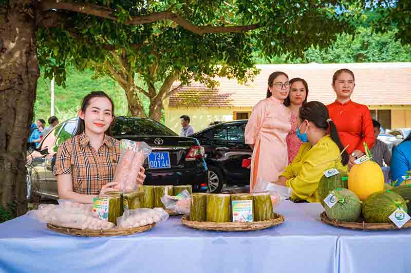 Trưng bày các sản phẩm OCOP, nông nghiệp đặc trưng của huyện Quảng Trạch trong khu du lich.