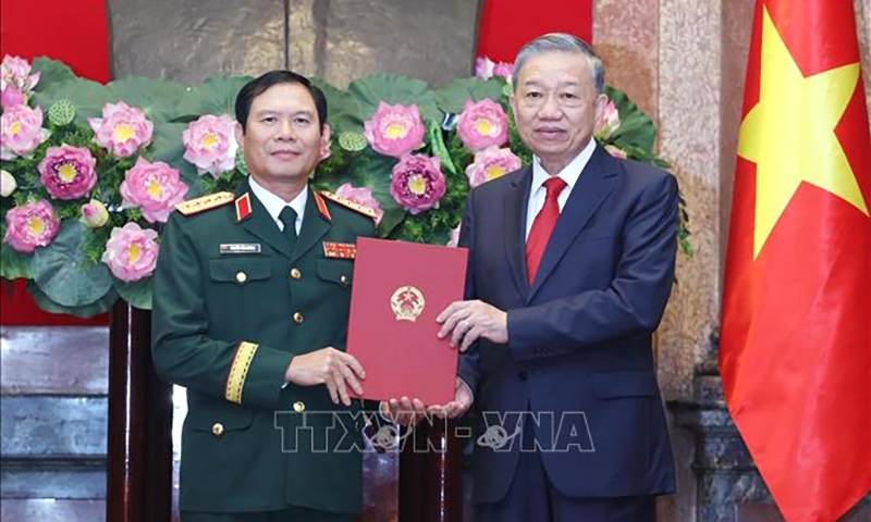  Tổng Bí thư, Chủ tịch nước Tô Lâm trao quyết định, chúc mừng Đại tướng Nguyễn Tân Cương, Ủ y viên Trung ương Đảng, Ủy viên Thường vụ Quân ủy Trung ương, Tổng Tham mưu trưởng Quân đội nhân dân Việt Nam, Thứ trưởng Bộ Quốc phòng. Ảnh: TTXVN